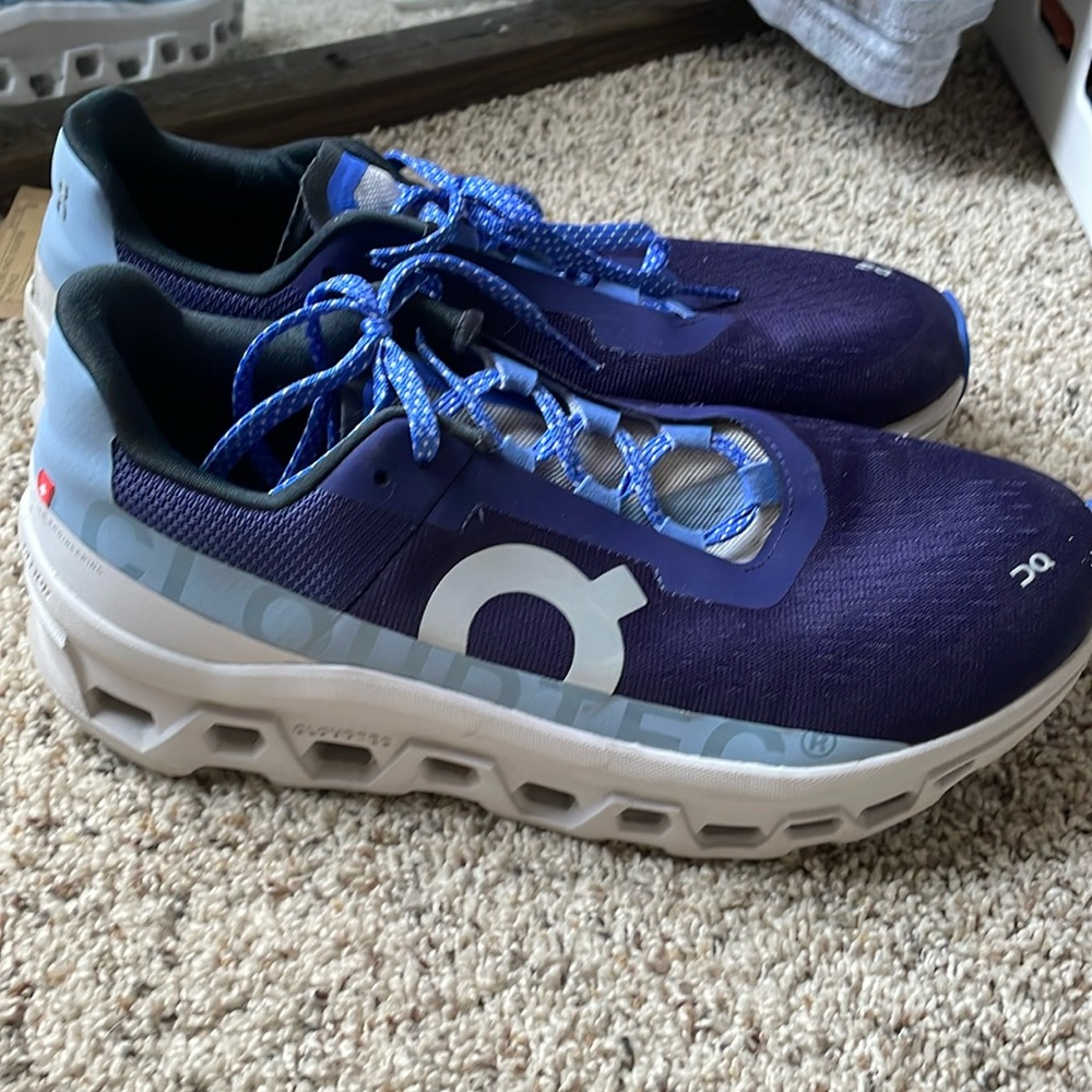 Women’s On Cloud Monster purple size 10